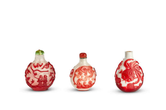 THREE RED OVERLAY GLASS 'CHILONG' SNUFF BOTTLES - фото 2