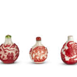 THREE RED OVERLAY GLASS 'CHILONG' SNUFF BOTTLES - фото 2