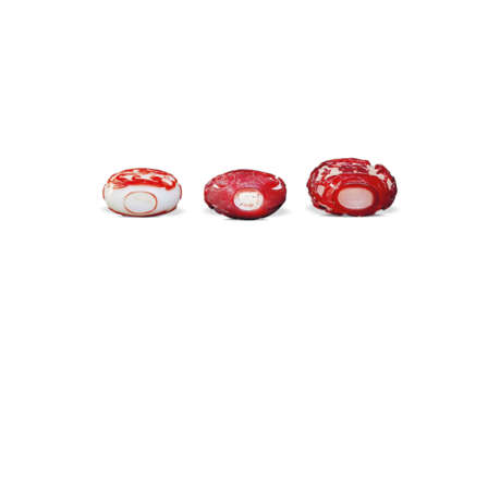 THREE RED OVERLAY GLASS 'CHILONG' SNUFF BOTTLES - фото 3