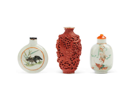 TWO FAMILLE ROSE AND A RED-GLAZED PORCELAIN SNUFF BOTTLES - фото 1