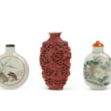 TWO FAMILLE ROSE AND A RED-GLAZED PORCELAIN SNUFF BOTTLES - фото 2