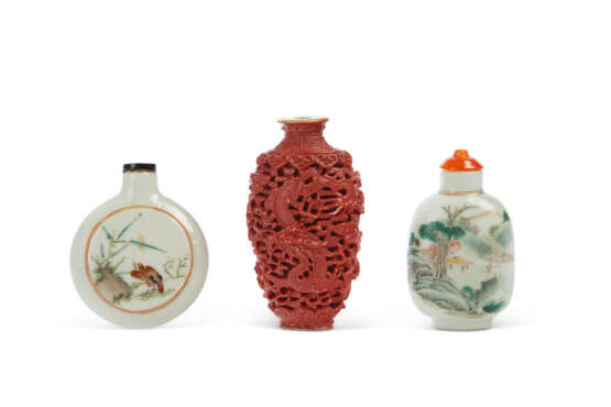 TWO FAMILLE ROSE AND A RED-GLAZED PORCELAIN SNUFF BOTTLES - фото 2