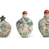 THREE FAMILLE ROSE 'FIGURAL' SNUFF BOTTLES - фото 2