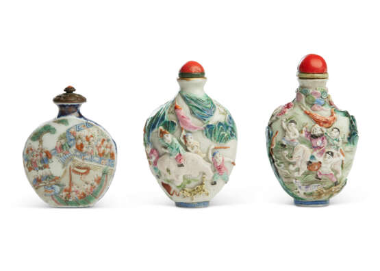 THREE FAMILLE ROSE 'FIGURAL' SNUFF BOTTLES - фото 2