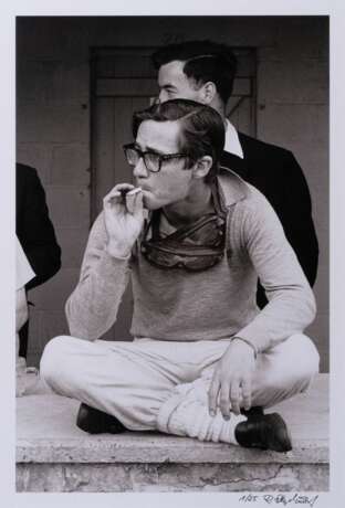 Rainer W. Schlegelmilch (Suhl 1941). Masten Gregory macht eine Raucherpause. - photo 1