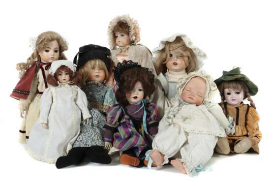 Konvolut 8 Puppen meist nach Bildungen der 1980er/90er - Foto 1