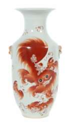 Vase mit Pho-Hund China, 20. Jh., Porzellan, balusterfö