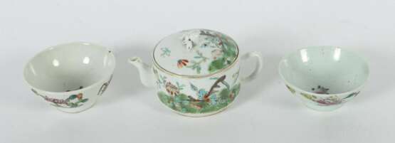 Teekanne und 2 Koppchen China, Porzellan bemalt, gedrun - фото 2