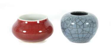 2 kleine Vasen China, Porzellan, 1x flache Vase, heller