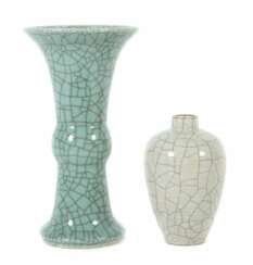 Zwei Craquelé-Vasen China, 20. Jh., 1x bauchige Vase mi