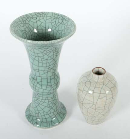 Zwei Craquelé-Vasen China, 20. Jh., 1x bauchige Vase mi - фото 2