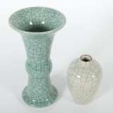 Zwei Craquelé-Vasen China, 20. Jh., 1x bauchige Vase mi - photo 2