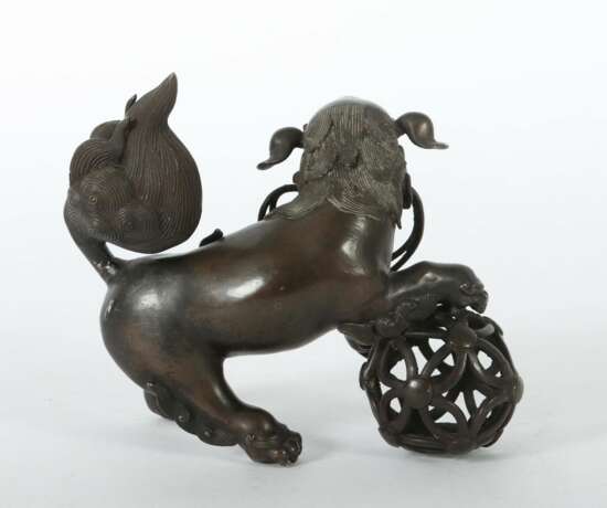 Wächterlöwe (shishi) China, 20. Jh., Bronze/dunkel pati - photo 2