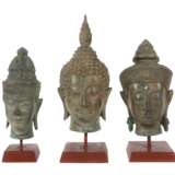 Drei Buddhaköpfe Kambodscha/Thailand, 20. Jh., Bronze p - фото 1