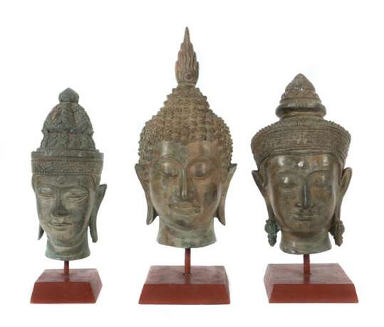 Drei Buddhaköpfe Kambodscha/Thailand, 20. Jh., Bronze p - Foto 1