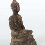 Sitzender Buddha wohl Laos, Steinguss, min. Restvergold - photo 2