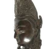 Wandmaske der Göttin Tara Indien, Ende 20. Jh., Metallg - photo 2