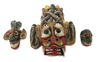 Drei Wandmasken Sri Lanka, Holz geschnitzt und farbig g