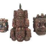 2 Tanzmasken und eine Schnitzerei Tibet, Holz geschnitz - Foto 1