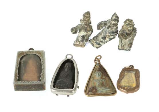 4 Amulette und 3 Miniaturbronzen Nepal/Tibet, Metall/To - Foto 1