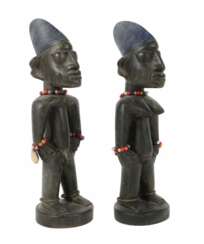 Yoruba Ibeji-Figurenpaar Nigeria, Holz schwarz und blau