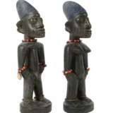 Yoruba Ibeji-Figurenpaar Nigeria, Holz schwarz und blau - Foto 1