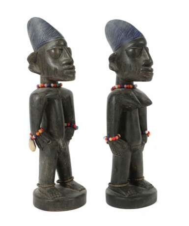 Yoruba Ibeji-Figurenpaar Nigeria, Holz schwarz und blau - фото 1