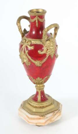 Zwei-Henkel-Vase Ende 19. Jh., rot und goldfarben staff - photo 2