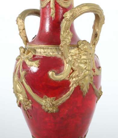 Zwei-Henkel-Vase Ende 19. Jh., rot und goldfarben staff - photo 3