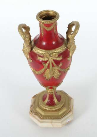 Zwei-Henkel-Vase Ende 19. Jh., rot und goldfarben staff - photo 4