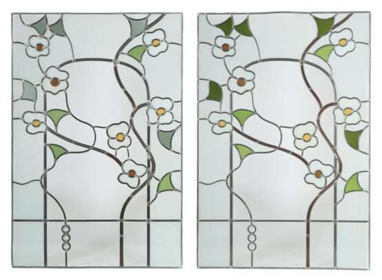Zwei Buntglasfenster mit Blütendekor 20. Jh., Fenster(b - Foto 1
