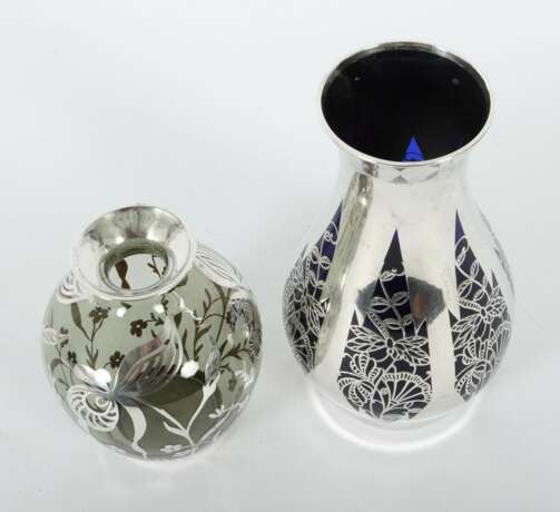 2 Vasen mit Silberoverlay 20. Jh., hochovoide Vase mit - photo 2