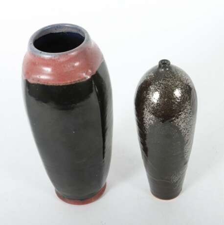2 schlanke Vasen 20. Jh., jeweils aus beigem Scherben, - photo 2