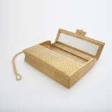 Abendtasche aus fein strukturiertem Gold mit diamantbesetzter Schließe - Foto 6