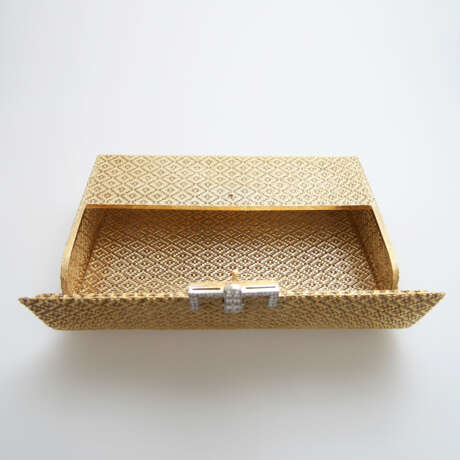 Abendtasche aus fein strukturiertem Gold mit diamantbesetzter Schließe - Foto 7