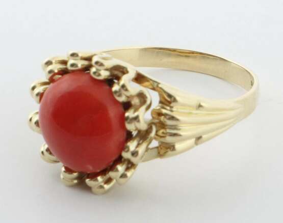 Ring mit Morokorallbutton Gelbgold 585, schmale, flache - photo 2