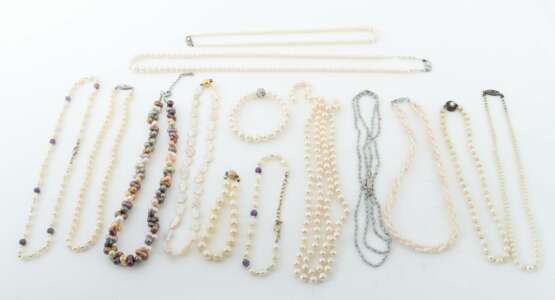 Perlenketten 14-tlg. best. aus 11 Halsketten und 3 Armk - photo 1