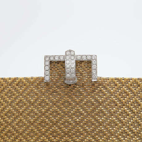 Abendtasche aus fein strukturiertem Gold mit diamantbesetzter Schließe - Foto 8