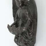 Weihwasserbecken als Engel 19. Jh., Bronze, patiniert, - Foto 2