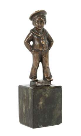 Bildhauer des 19./20. Jh. ''Stehender Knabe'', Bronze, - Foto 1