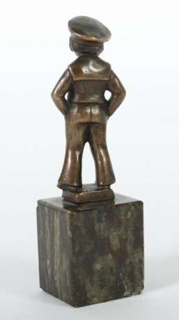 Bildhauer des 19./20. Jh. ''Stehender Knabe'', Bronze, - photo 2