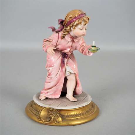 Capodimonte, Porzellanfigur "Mädchen mit Kerze", 20. Jh. - Foto 1