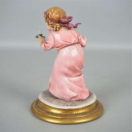 Capodimonte, Porzellanfigur "Mädchen mit Kerze", 20. Jh. - Foto 2