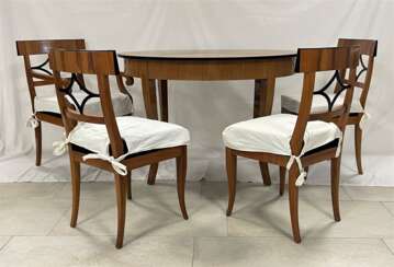Biedermeier Tisch mit 4 Stühlen, einer davon als Armlehnstuhl