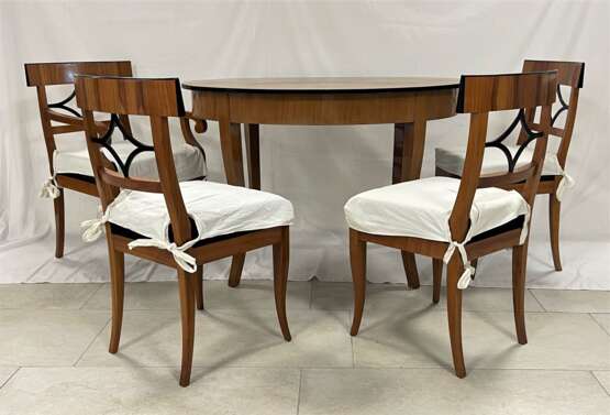 Biedermeier Tisch mit 4 Stühlen, einer davon als Armlehnstuhl - photo 1