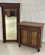 Übersicht. Spiegel mit Unterschrank, um 1880