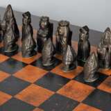 Schachtisch mit massiven Bronze Figuren - Foto 3