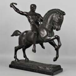 Heroische Bronze eines Kriegers auf dem Rücken eines galoppierenden Pferdes von Berthold Stölzer 1930er Jahre