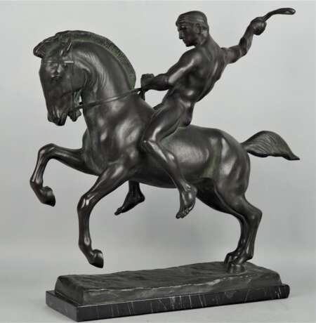 Heroische Bronze eines Kriegers auf dem Rücken eines galoppierenden Pferdes von Berthold Stölzer 1930er Jahre - фото 3