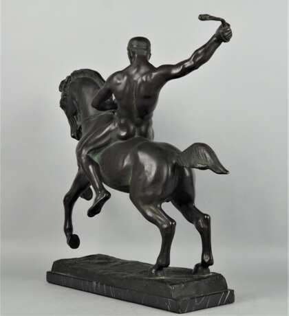 Heroische Bronze eines Kriegers auf dem Rücken eines galoppierenden Pferdes von Berthold Stölzer 1930er Jahre - Foto 4